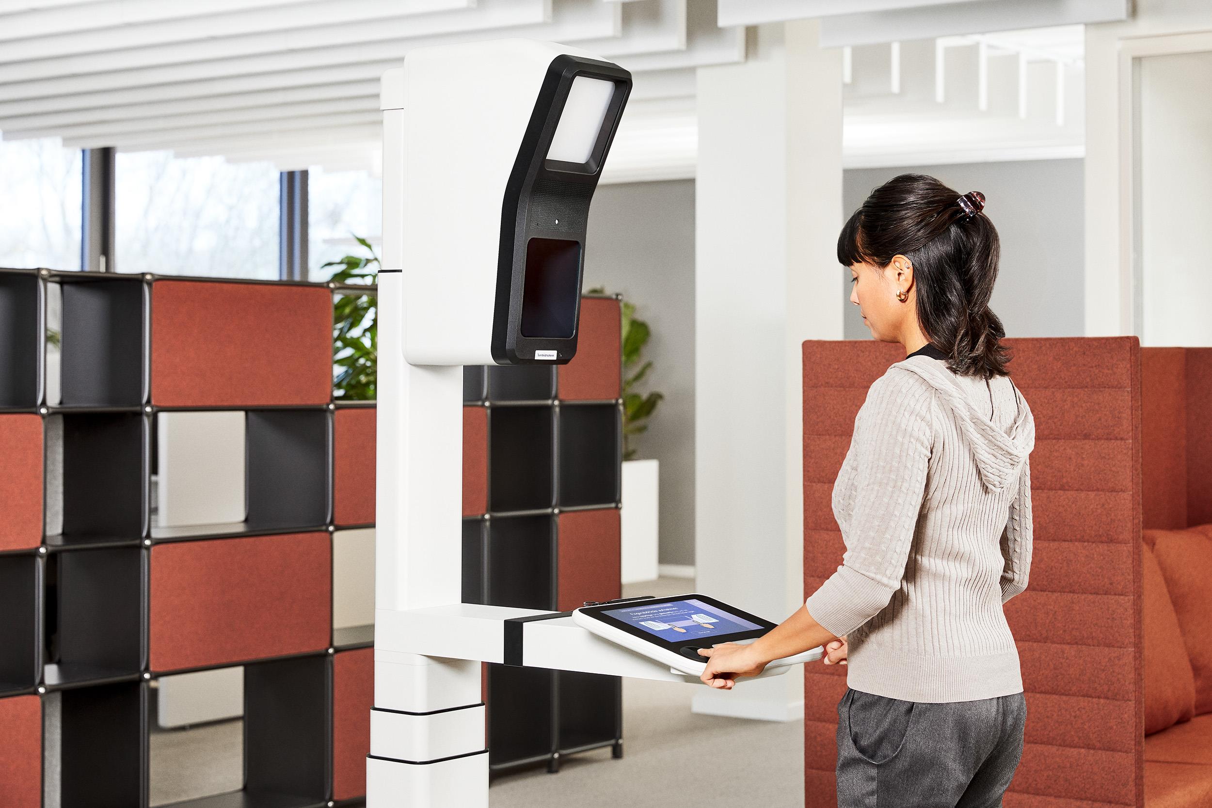 2025 04 Pointid Stand Aufbau Mit Bedieneinheit Bürgerin Bei Fingerabdruckerfassung Web Passfotos im Rathaus